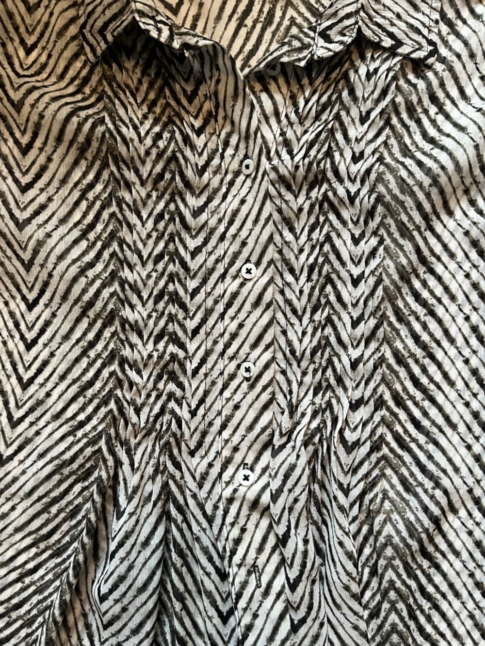 Black & White Chevron Button-Up Shirt - Picture 4 of 8